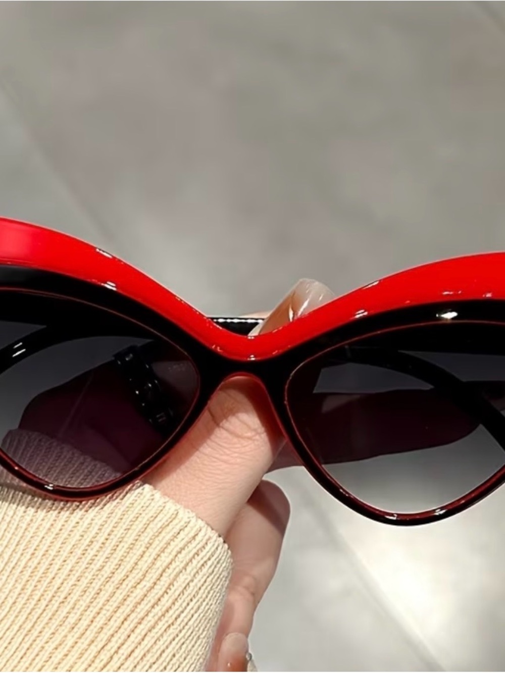Red Cat-Eye Women's Sunglasses - Fashion Accessory